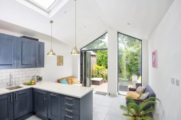 Kitchen extension | Bright Kitchen | Dark kitchen cabinets | Skylight | simply extend